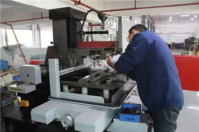 Apparecchiature per la produzione e la lavorazione Macchina per il taglio del filo EMD Apparecchiature per la produzione e la lavorazione Macchina per il taglio del filo EMD